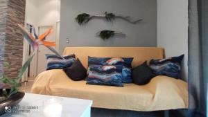 代尔特布雷APARTAMENTO ZEN的客厅配有带枕头的沙发。
