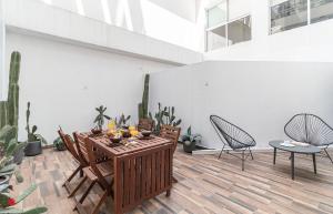 墨西哥城Casa Alure by Kukun的庭院配有桌椅和植物