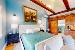 沃特伯里The Lodge - Suite #3的卧室配有白色的床和蓝色的墙壁