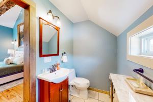 沃特伯里The Lodge - Suite #3的一间带卫生间、水槽和镜子的浴室
