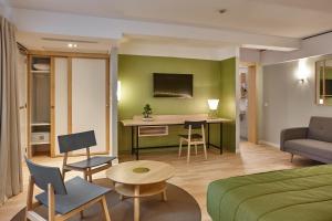 布鲁塞尔亚都雅酒店的酒店客房带一张床、一张桌子和椅子