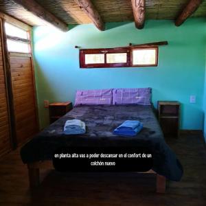 蒂尔卡拉Reposo del Huasamayo的一间卧室配有一张床,上面有两条毛巾