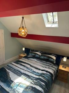 彭里斯The Coach House 1861的卧室配有一张铺有红色条纹的床。