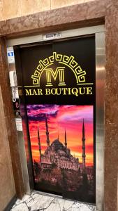 伊斯坦布尔Mar Boutique Apartment的男子浴室的标志,上面有清真寺的照片
