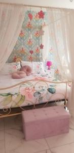 拉韦诺-蒙贝洛ViLLETTA CLAUDETTA的一间卧室配有一张带天蓬的床