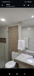 马塞约Apartamento Praia Jatiúca的浴室配有卫生间、盥洗盆和淋浴。