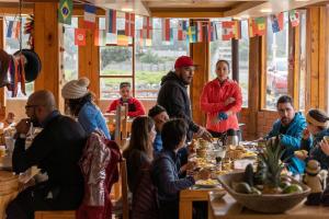 ChaupiIlinizas Mountain Lodge的一群坐在餐厅桌子上的人