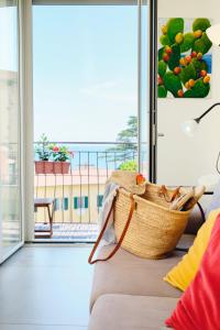 萨莱诺Riflessi DaMare Room & Apartment的坐在窗前沙发上的篮子