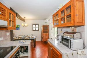 SANTA URSULA的厨房配有木制橱柜和台面