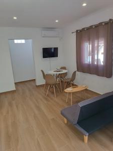 SelíniaSelinia Residence的客厅配有桌椅和沙发