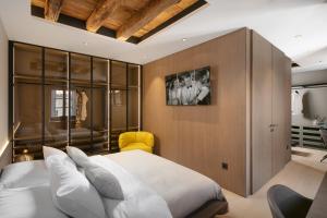 杜布罗夫尼克Villa Lapisa的卧室配有白色的床和黄色椅子