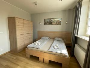 格但斯克RentApart Centrum的一间卧室配有一张带两个枕头的床