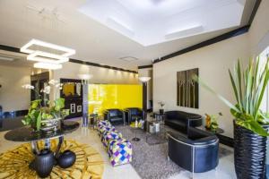 维涅杜Intercity Vinhedo的客厅配有黑色家具和黄色墙壁