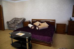 GnedinOld School Villa的一间卧室配有一张床、一把椅子和一张桌子