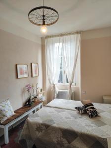 切尔诺比奥Elegant Sweet Apt Cernobbio Centro的一间卧室设有一张大床和一个窗户。