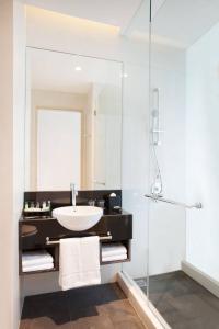 雅加达雅加达坦林福朋喜来登酒店的一间带水槽和玻璃淋浴的浴室