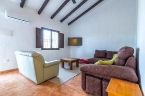 CánovasCasa Torres - Traditional Village Experience的客厅配有沙发和椅子