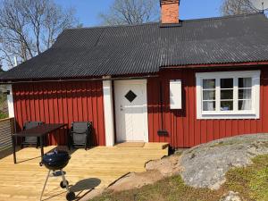 KristdalaMalghults Gård的前面有烤架的红色建筑