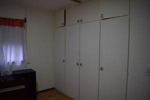 乌斯怀亚Silvia's house的一间设有白色橱柜和白色墙壁的房间