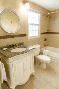 萨默塞特Willowbank Resort的一间带水槽、卫生间和镜子的浴室