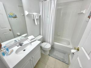 达文波特Fabulous 4 Bedrooms Villa with Private Pool 15 Min to Disney的一间带水槽、卫生间和淋浴的浴室