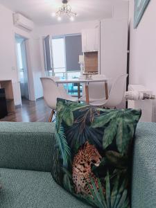 奥拉迪亚Christopher Apartment的客厅的沙发上有一个豹枕头