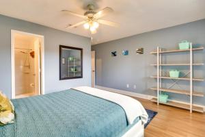 奥兰多Pet-Friendly Orlando Home Near Hospitals的一间卧室配有一张床和吊扇