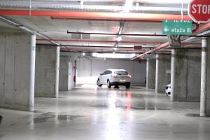 克拉尼Central Apartment Maister的停泊在停车标志的停车库的车辆