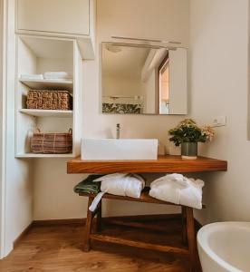 费拉约港Appartamento il Rosmarino的一间带水槽和镜子的浴室
