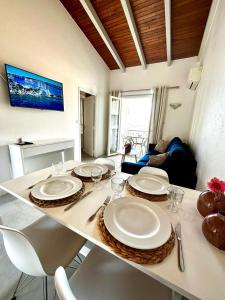 卡尔热斯科伦巴拉公寓式酒店的餐桌,上面有盘子和玻璃杯