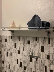 斯诺厄拜克beach room的浴室内的架子,带毛巾