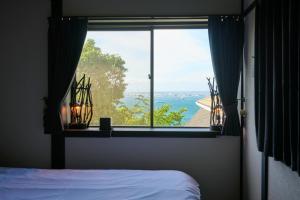 淡路Awaji Aqua Marine Resort Building No, 2 - Vacation STAY 09357v的一间卧室设有水景窗户