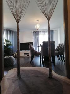 伊尔基希-格拉芬斯塔登La Galène chambre chez l'habitant的客厅内两棵树,配有桌椅