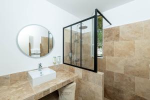 昂蒂布币奥酒店 - 昂蒂布海角的一间带水槽和镜子的浴室