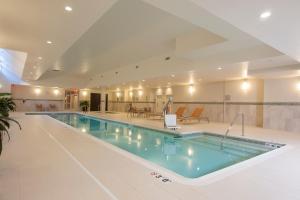 皮奥里亚皮奥里亚市中心万怡酒店的大楼内的大型游泳池