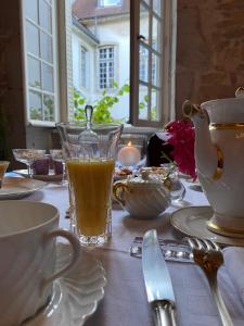 隆勒索涅L'APPARTEMENT by Merveilles de Marie的桌子上放着一杯橙汁