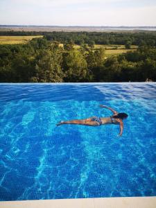 乌尔齐尼Solana's View的男人在蓝色的大游泳池游泳