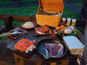 ShimodaMinamiaso STAYHAPPY - Vacation STAY 57906v的桌子上摆着肉和蔬菜,锅上放着锅子