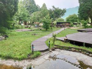 ShimodaMinamiaso STAYHAPPY - Vacation STAY 57896v的木道,庭院里设有池塘