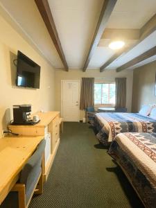 格兰德莱克Spirit Lake Lodge的酒店客房设有两张床和一台平面电视。