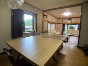 伊那市Inadani Villa - Vacation STAY 14589的客厅里一张大木桌