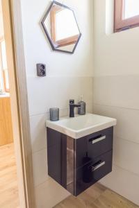 米科泽沃PRZYSTANEK G&S的一间带水槽和镜子的浴室