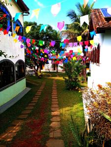 佩尼多POUSADA NOSSA SENHORA的一座带五颜六色旗帜的院子和一座房子