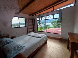 SauceCasa de Campo "Villa Maria"的一间卧室设有一张床和一个大窗户