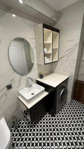 伊斯坦布尔Mar Boutique Apartment的一间带水槽和镜子的浴室