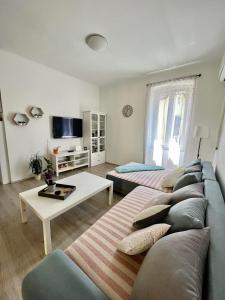 洛夫兰Apartment JURIĆ的客厅配有沙发和桌子