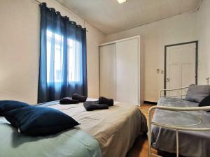 米拉马斯L'hypercentre - Clim - Terrasse - WIFI的一间卧室设有两张床,窗户配有蓝色窗帘
