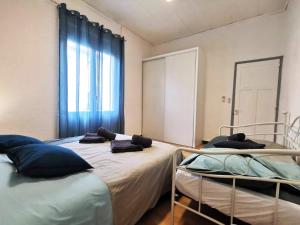 米拉马斯L'hypercentre - Clim - Terrasse - WIFI的一间卧室设有两张床和窗户。
