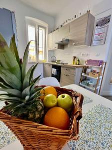 洛夫兰Apartment JURIĆ的厨房里的桌子上放着一篮水果