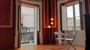 法鲁A Casa do Tenente的一间设有门、桌子和椅子的房间